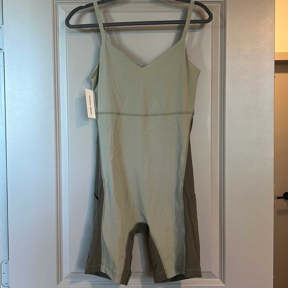 Outdoor Voices Sandstone/Tea Tree - M Zoom 8” Bodysuit